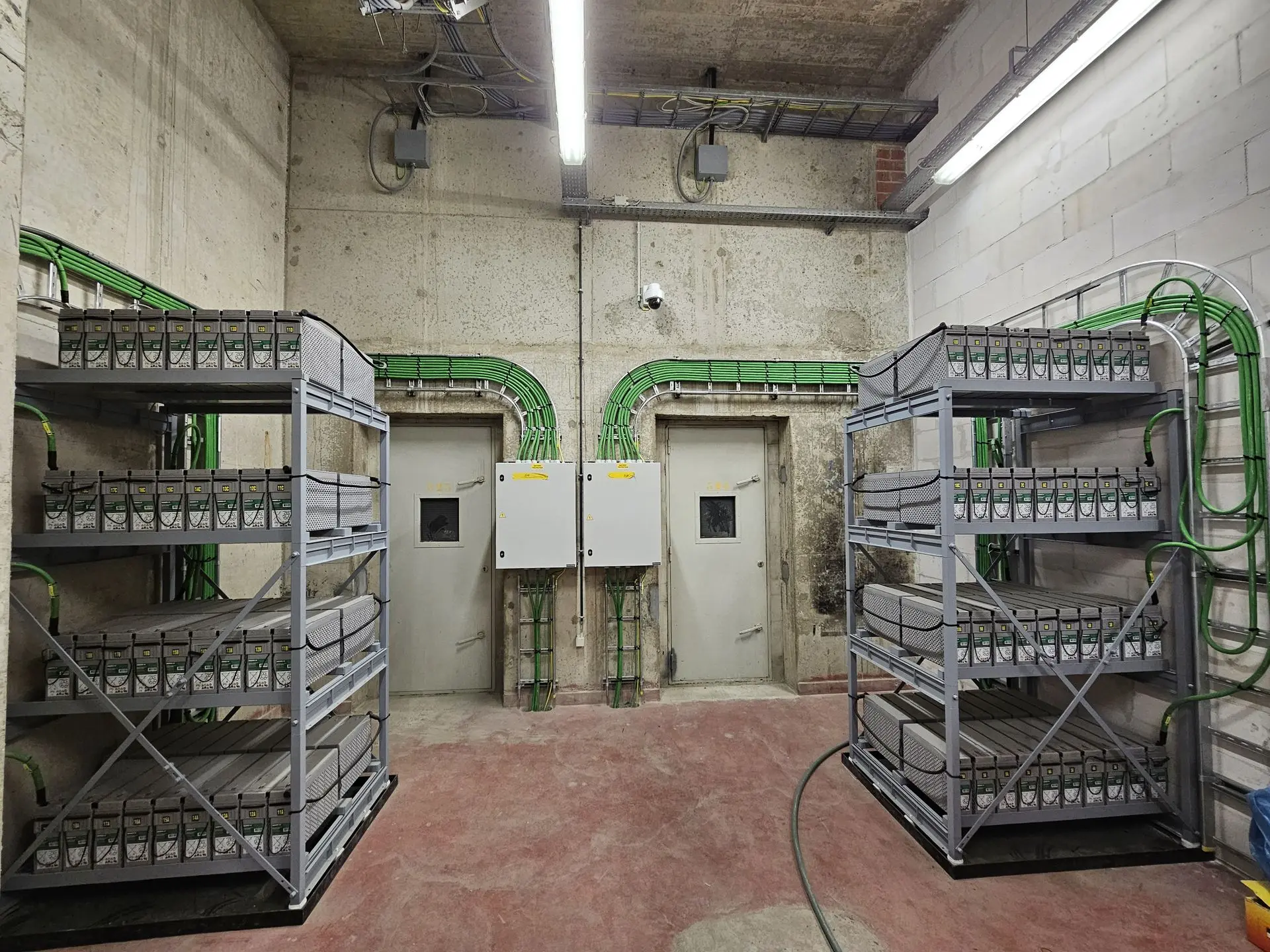 UPS met batterijen op rack